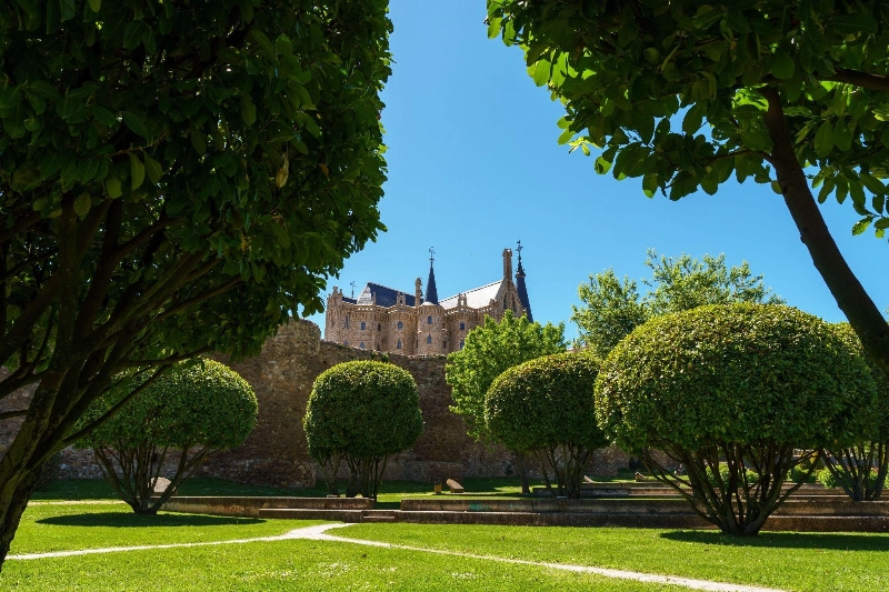Tres destinos, un tour: Astorga, Ourense y Santiago de Compostela