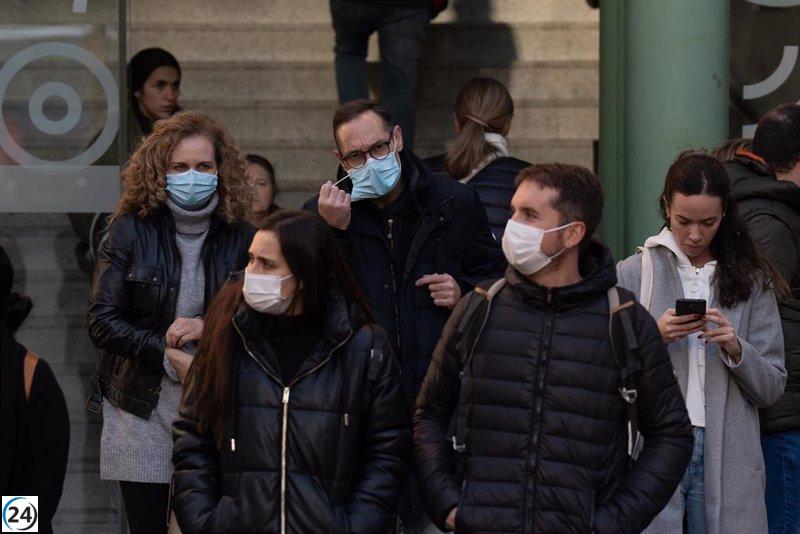 Más Madrid clama por mascarillas gratuitas en centros de salud, denuncia el colapso hospitalario y aboga por reducción del tráfico.