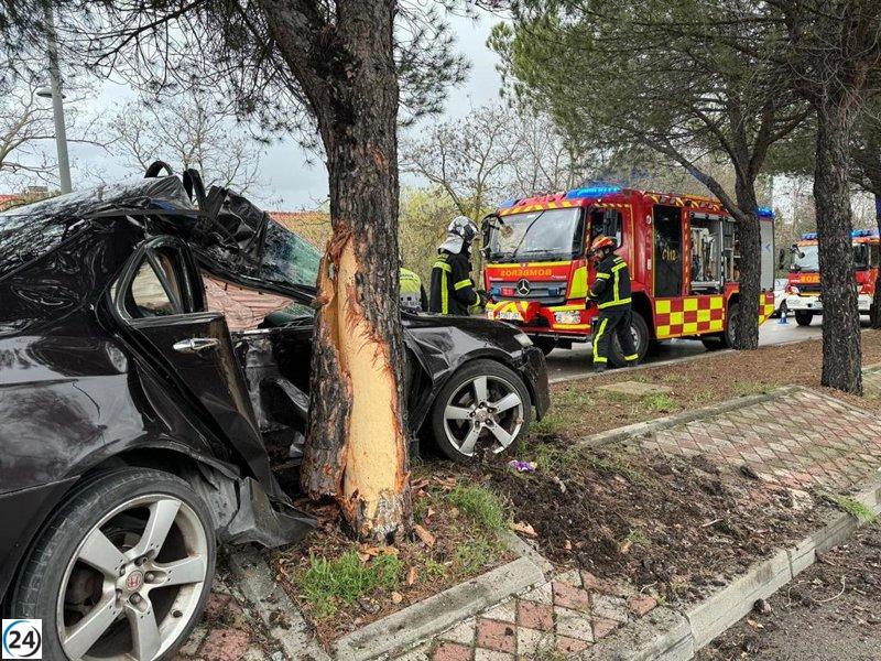 Grave accidente de tráfico en Tres Cantos deja a conductor herido tras colisión con árbol.