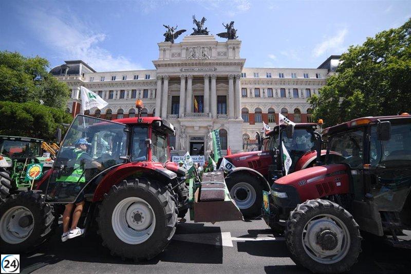 Marcha masiva de agricultores y tractores en Madrid para reclamar acciones urgentes
