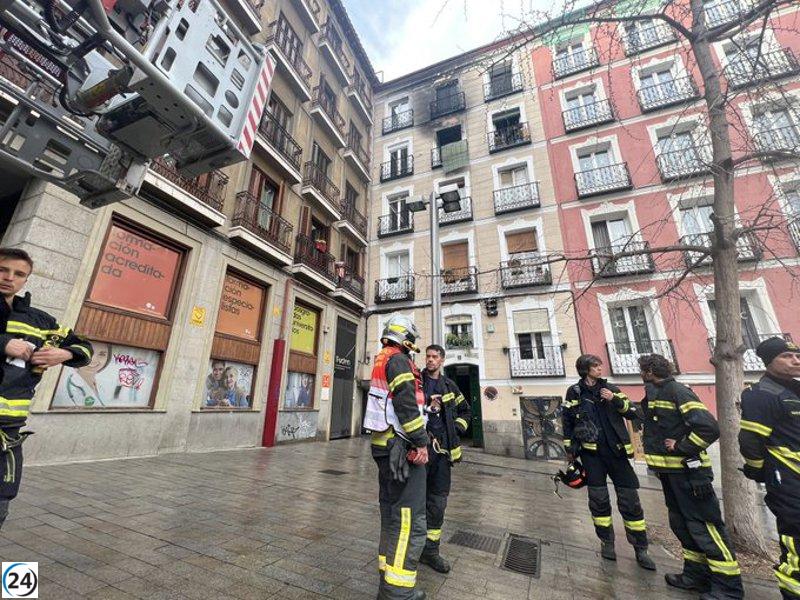 Incendio en Cuesta de Santo Domingo: Nueve personas rescatadas de una pensión.