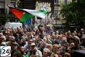 Manifestantes exigen el cese de la violencia en Gaza en concentración multitudinaria en Madrid.