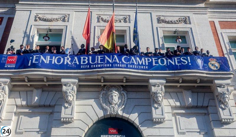 El Real Madrid histórico se deleita en una multitudinaria celebración en Sol.