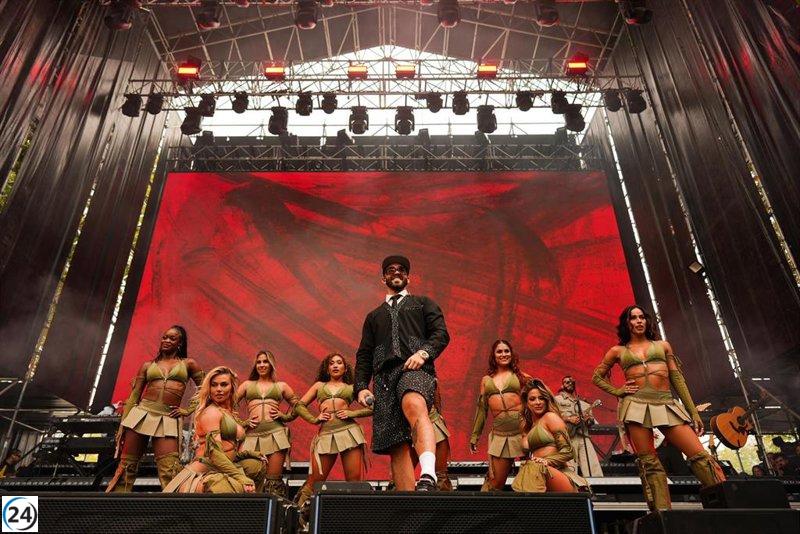 Manuel Turizo lidera la celebración de la Hispanidad con su música en la Puerta de Alcalá.
