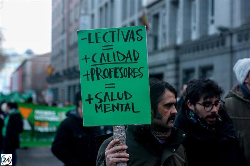 Sindicatos exigen menos horas y menos alumnos en las aulas ante la Consejería de Educación.