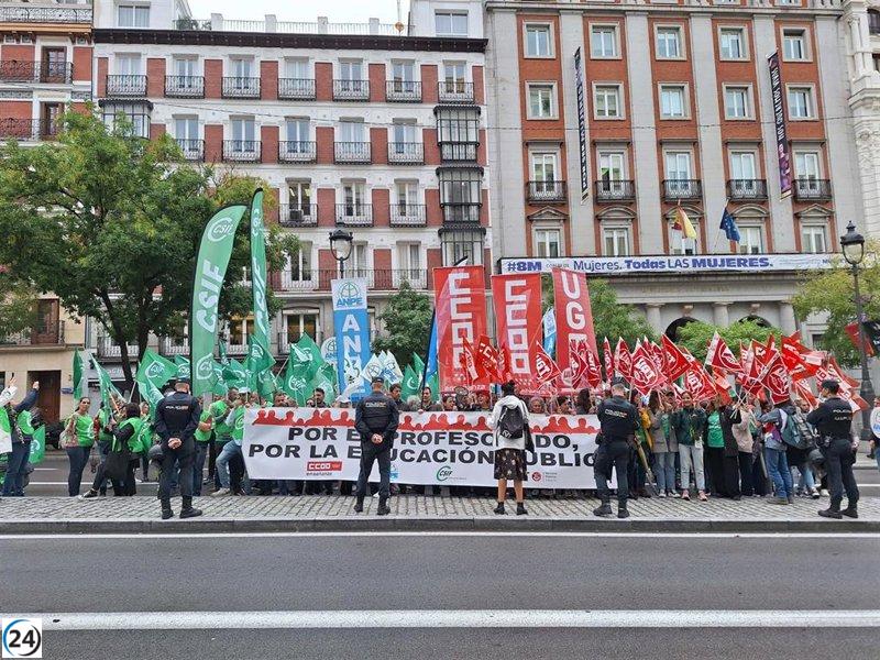 Manifestación exige reducir horario lectivo y ratios en Educación