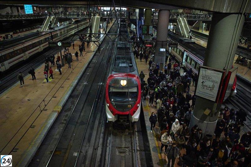 Caos en el transporte ferroviario de Madrid: AVE y Cercanías detenidos en la estación de Atocha