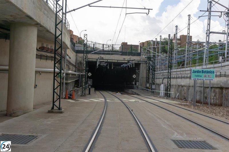 Renfe y Adif desmontarán y retirarán el tren descarrilado durante la noche para minimizar impacto en el tráfico ferroviario.