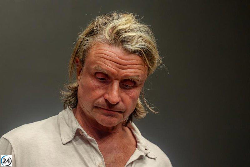 La becaria que acusó a Nacho Cano reafirma su denuncia y abandona el juzgado entonando 'Lucha de gigantes'.