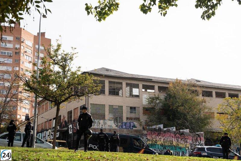 La Comunidad inicia la demolición del centro social 'La Atalaya' en Puente de Vallecas.