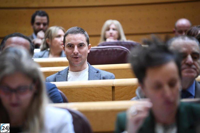 Lobato renuncia a salario de senador, se queda en la Cámara Alta y regresa a la Agencia Tributaria.