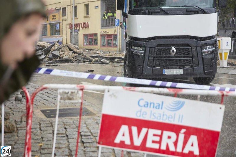 Vecinos de Aluche se quedan sin agua por avería en tubería de la calle de los Yébenes.