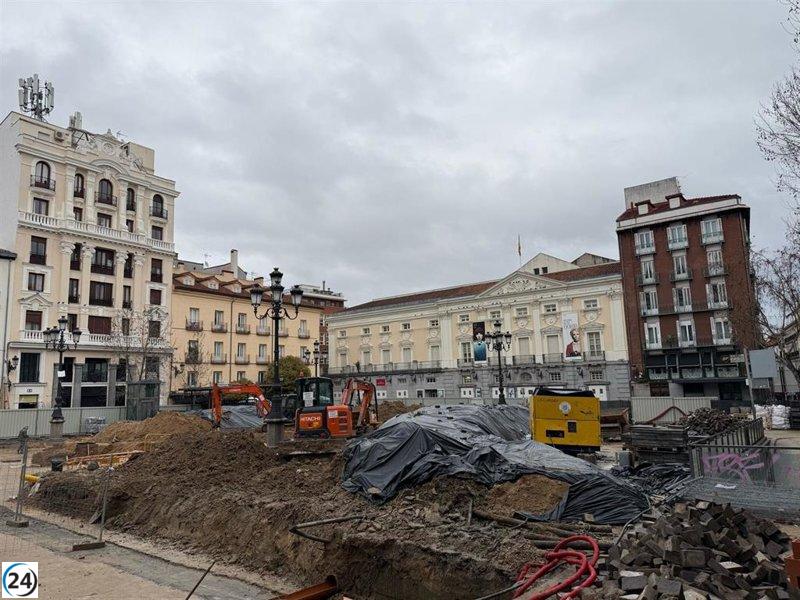 Comienzan las obras en la plaza de Santa Ana en medio de críticas por la deforestación: Más Madrid elevará su protesta al Defensor del Pueblo.