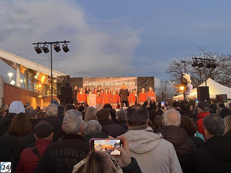 Niños cantan y taxistas son reconocidos en emotivo tributo del 11-M en la capital.