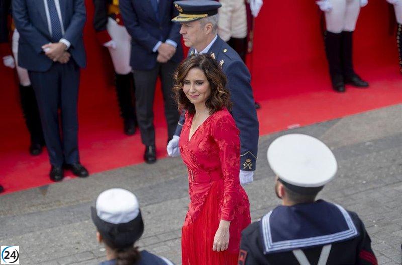 Ayuso busca revertir el veto al desfile del 2 de mayo y critica al Gobierno por su comunicación.
