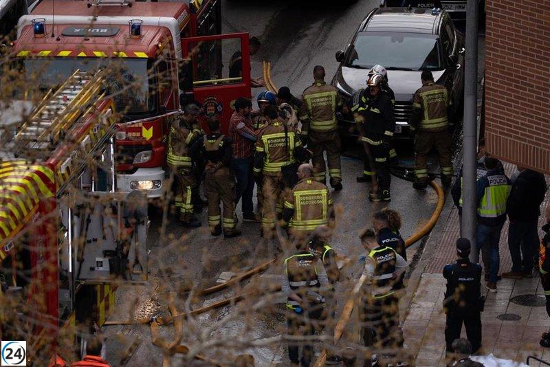 Alcorcón: bombero herido en estado crítico ya está intubado y en condición estable.