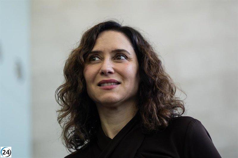 Ayuso podría aumentar su ventaja con tres nuevos escaños, mientras el PSOE adelantaría a Más Madrid, revela nueva encuesta.