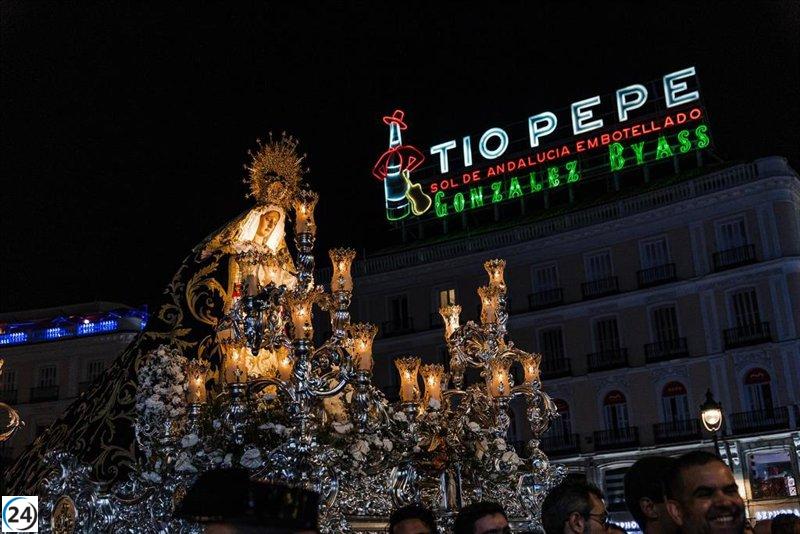 El Ayuntamiento incrementa a 500 las sillas disponibles en la Puerta del Sol para observar las procesiones.