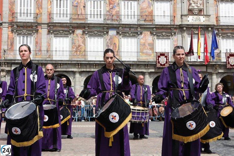 La Plaza Mayor se despide de la Semana Santa con su emblemática tamborrada este domingo.