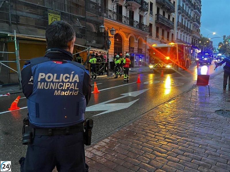 Taxi colisiona con andamio en la calle San Bernardo.