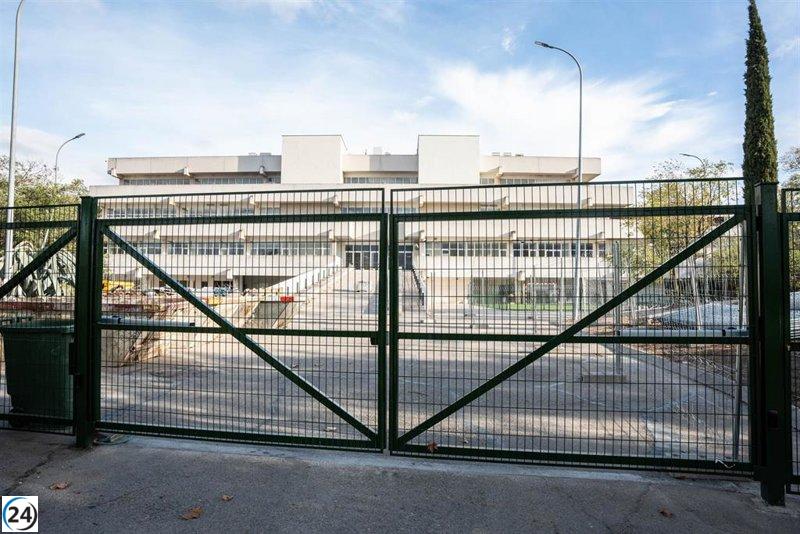 Madrid defiende su atención a menores extranjeros en La Cantueña, cuestionando el hacinamiento en los cuarteles.