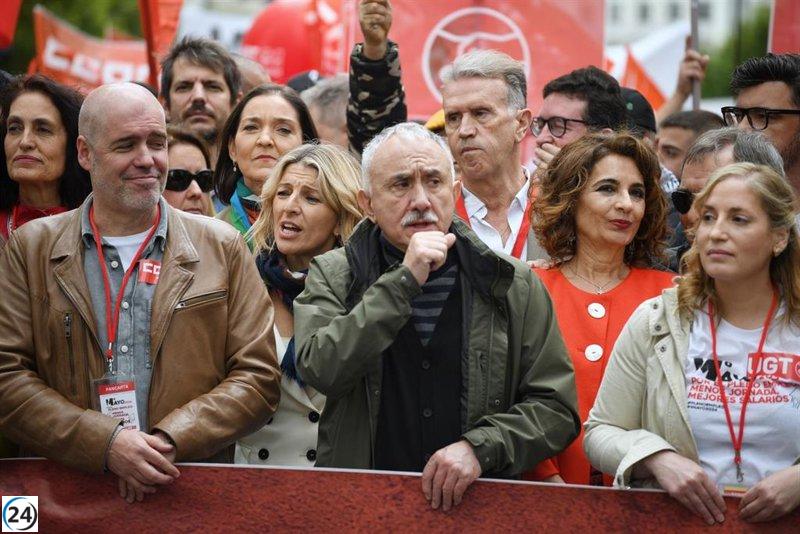 Sindicatos CCOO y UGT marchan en Madrid por la reducción de la jornada laboral y cambios en la legislación de despidos.