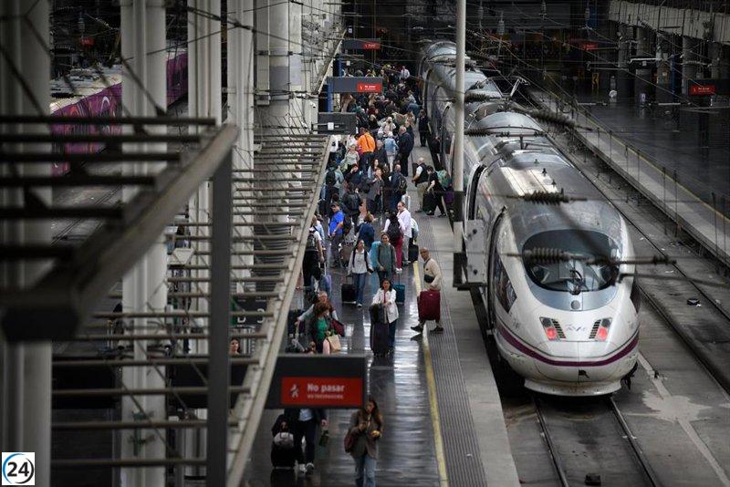 Robo de cable en la línea Madrid-Sevilla deja 30 trenes parados y afecta a 10.700 pasajeros.