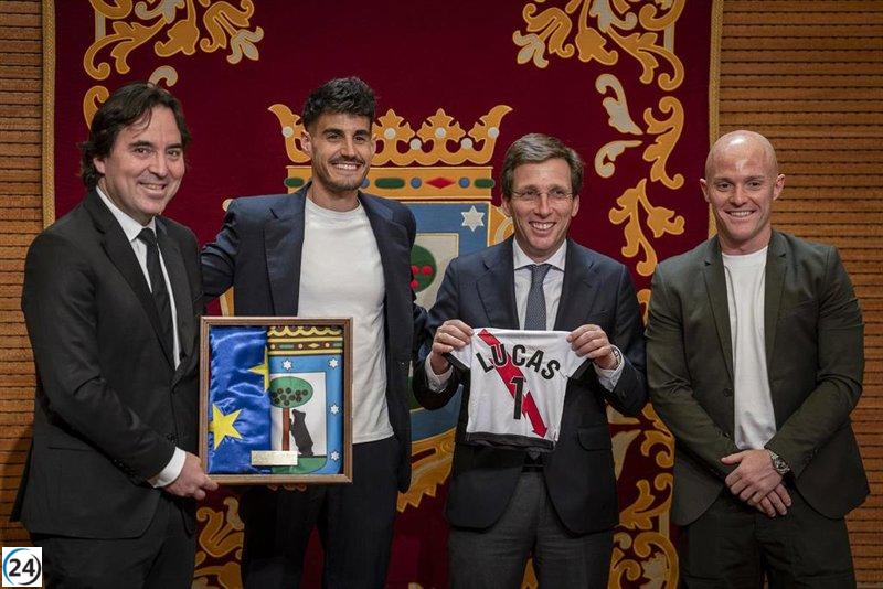 El Rayo Vallecano celebra su histórica clasificación para la Conference en el Ayuntamiento de Madrid.