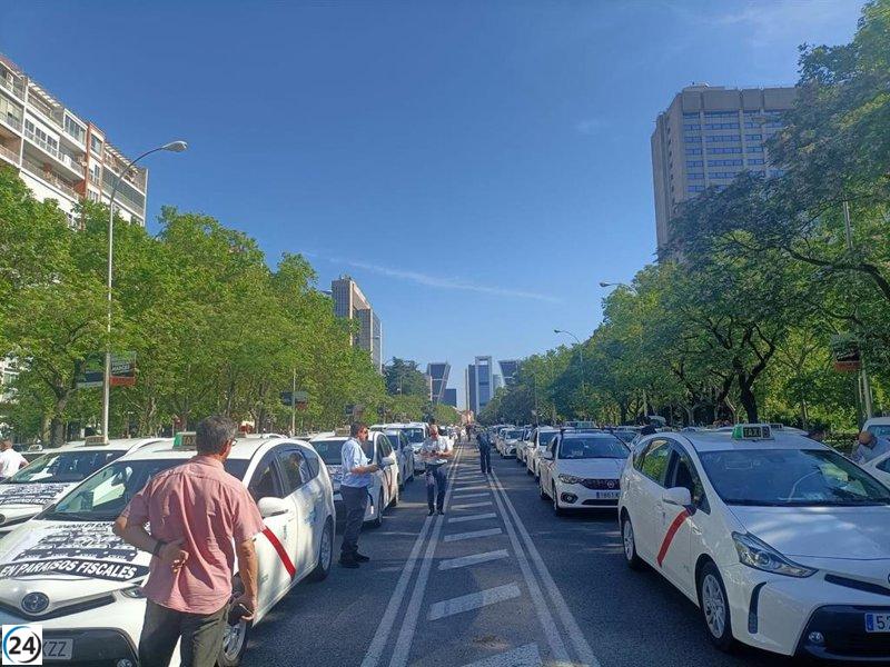 Taxistas de Madrid protestan por la aprobación de 8.500 licencias de VTC a Cabify, advirtiendo sobre el futuro del sector.
