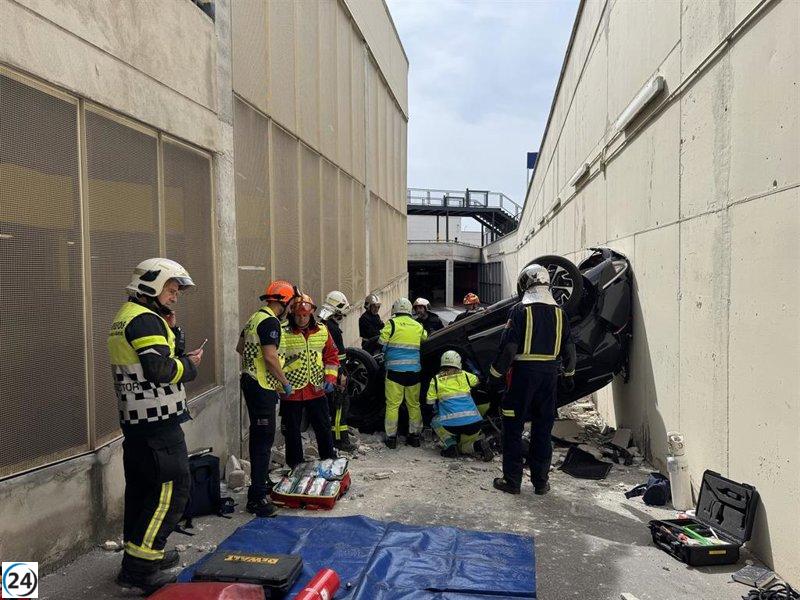 Mujer sufre accidente y queda atrapada en su auto tras caer de 8 metros en un centro comercial de Majadahonda.