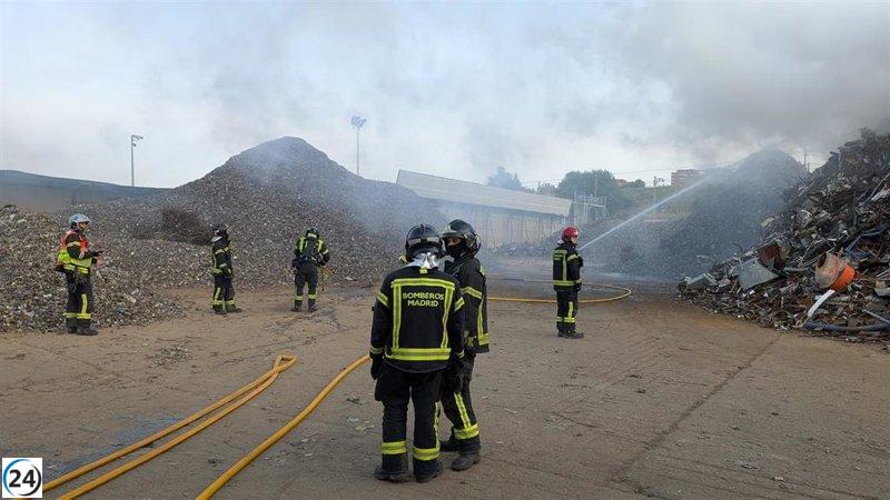 Bomberos de Vallecas controlan incendio en planta de reciclaje de metales.
