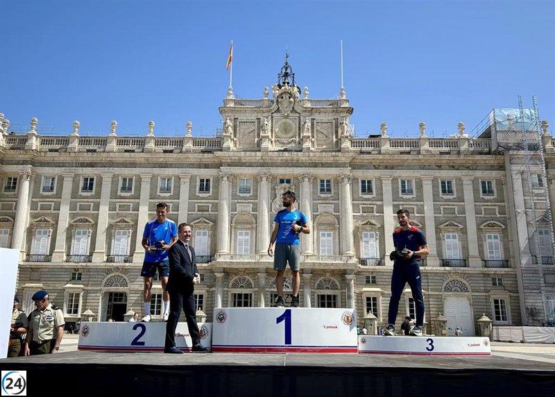 Miles de corredores conmemoran el décimo aniversario de la proclamación de Felipe VI con una carrera que sigue su ruta.
