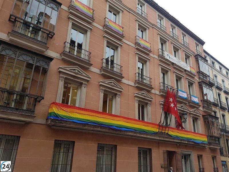 El TSJM levanta la prohibición de exhibir banderas LGTBI en el edificio del Ayuntamiento de Madrid.