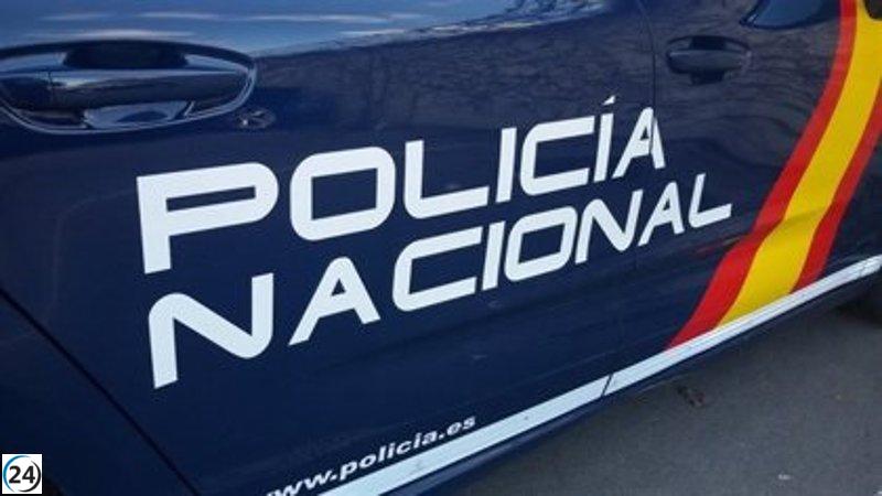 Inesperado robo a joyería en Parquesur: delincuentes irrumpen a bordo de un vehículo y destruyen el escaparate a golpes.