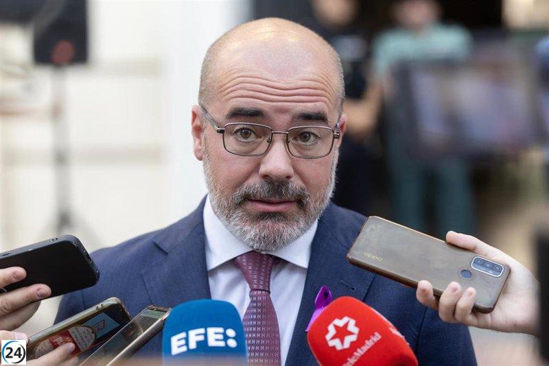 El delegado del Gobierno critica al PP por exagerar incidentes de agresiones sexuales entre migrantes.