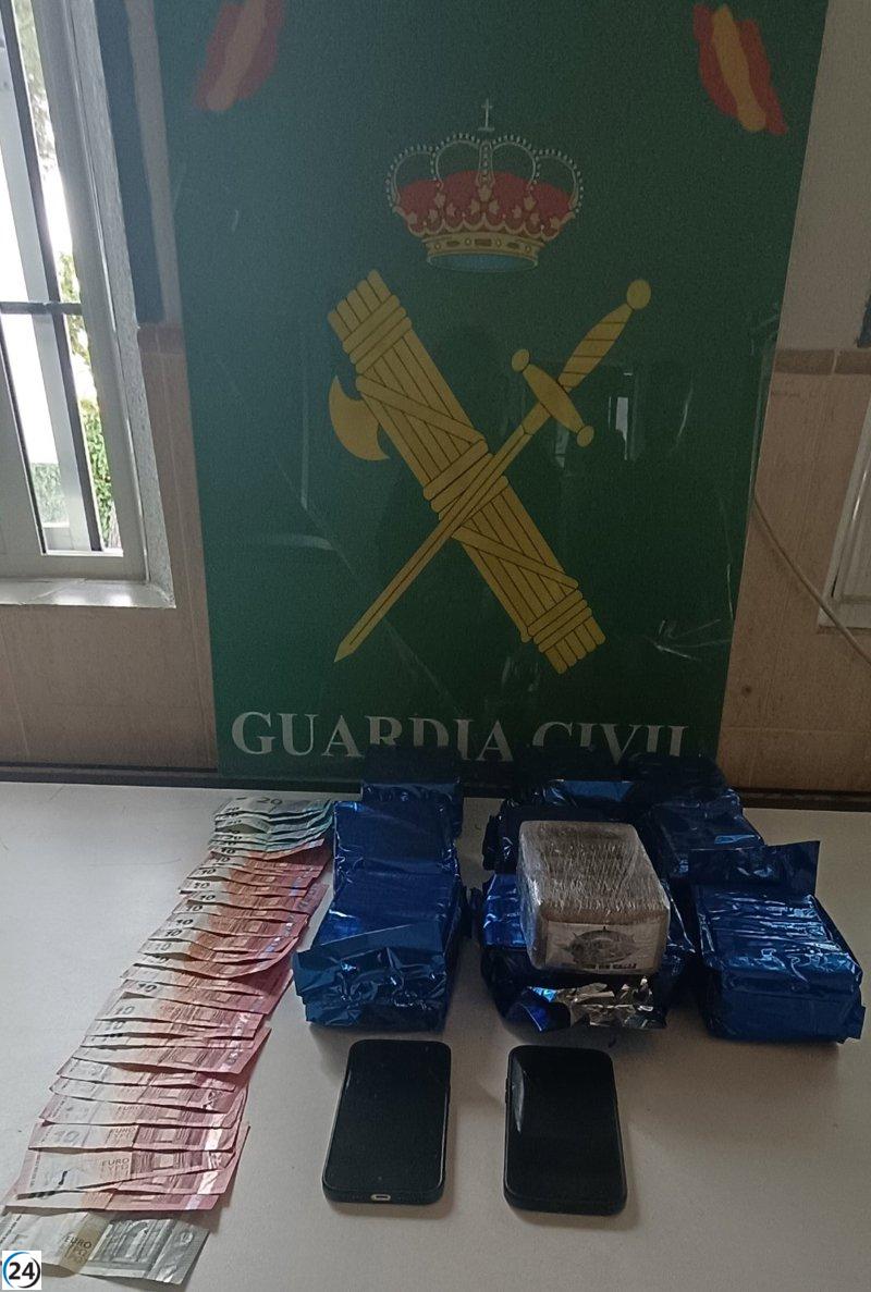 Arresto en Valdemorillo por tráfico de cinco kilos de hachís en un vehículo.