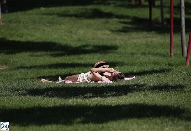 Aemet emite alerta amarilla por altas temperaturas en Sur, Vegas y Oeste, y por tormentas en la Sierra.
