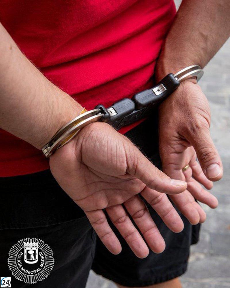 Arrestan a hombre en el Centro por agredir a su pareja y retirar los arpones de su pistola táser.