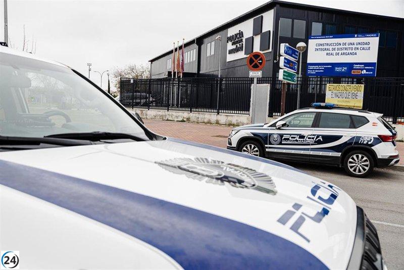 Detención de dos individuos tras hallazgo de drogas y 14.000 euros en un control de seguridad.