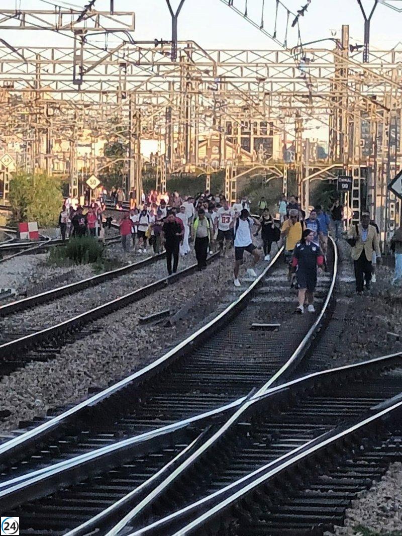 Almeida critica a Puente por el mal estado de Cercanías y le sugiere centrarse en su trabajo en lugar de en redes sociales.