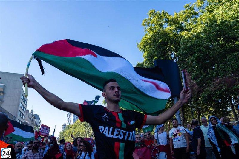 Grupos pro Palestina exigen un cese de suministros de armas a Israel en protesta este martes.