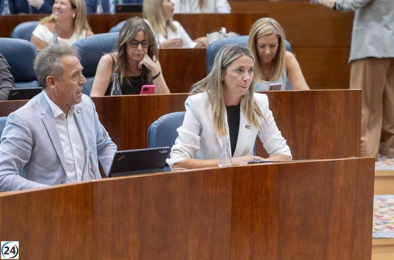 El PSOE critica el discurso de Ayuso en el DER y demanda su dimisión por el escándalo de su pareja.