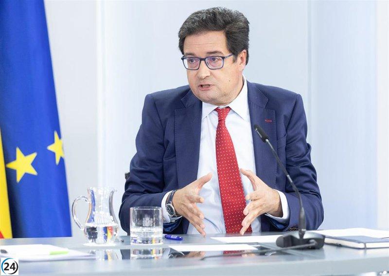 Óscar López pide la renuncia de Ayuso por lucrarse de las acusaciones contra su pareja.