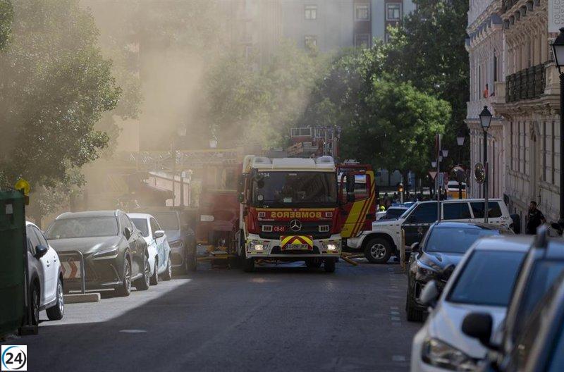 Dos bomberos resultan heridos al combatir un incendio en un restaurante de Madrid.