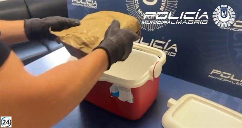 Capturan a un hombre con un kilo de cocaína escondido en una nevera de playa en Latina.