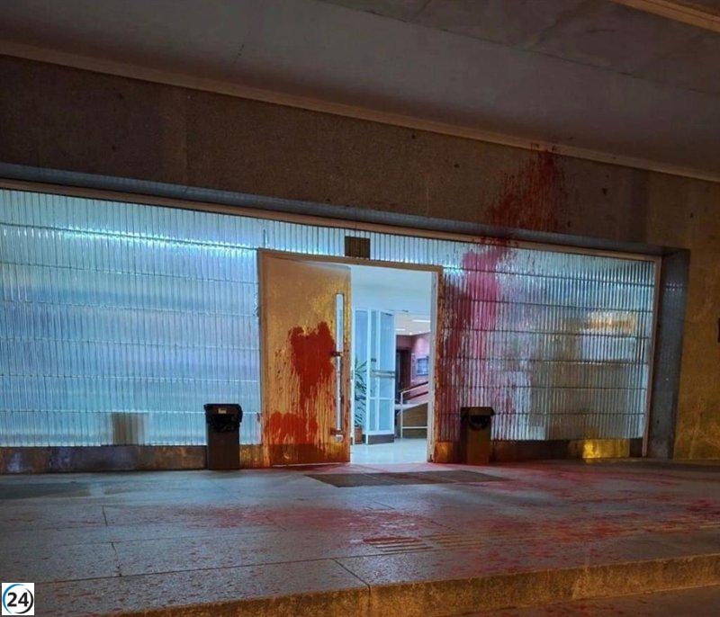 Edificios históricos de la UCM sufren ataque vandálico con pintura roja.