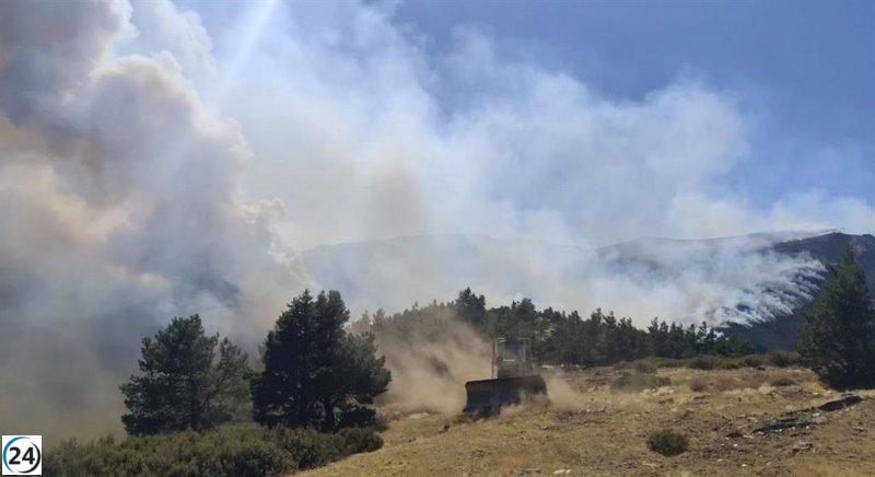 La región despliega 10 equipos terrestres y 2 aeronaves para combatir el incendio en Peñalba de la Sierra.