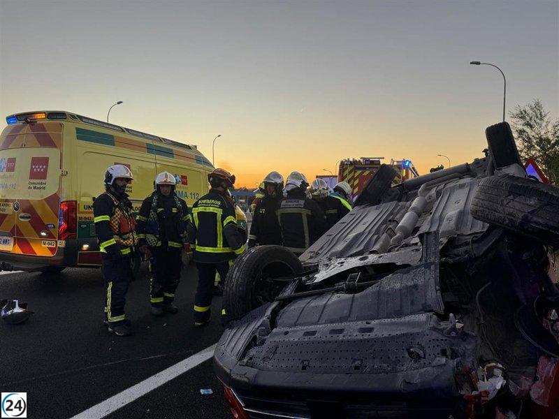 Un hombre de 61 años queda gravemente herido al volcar en la A-4.