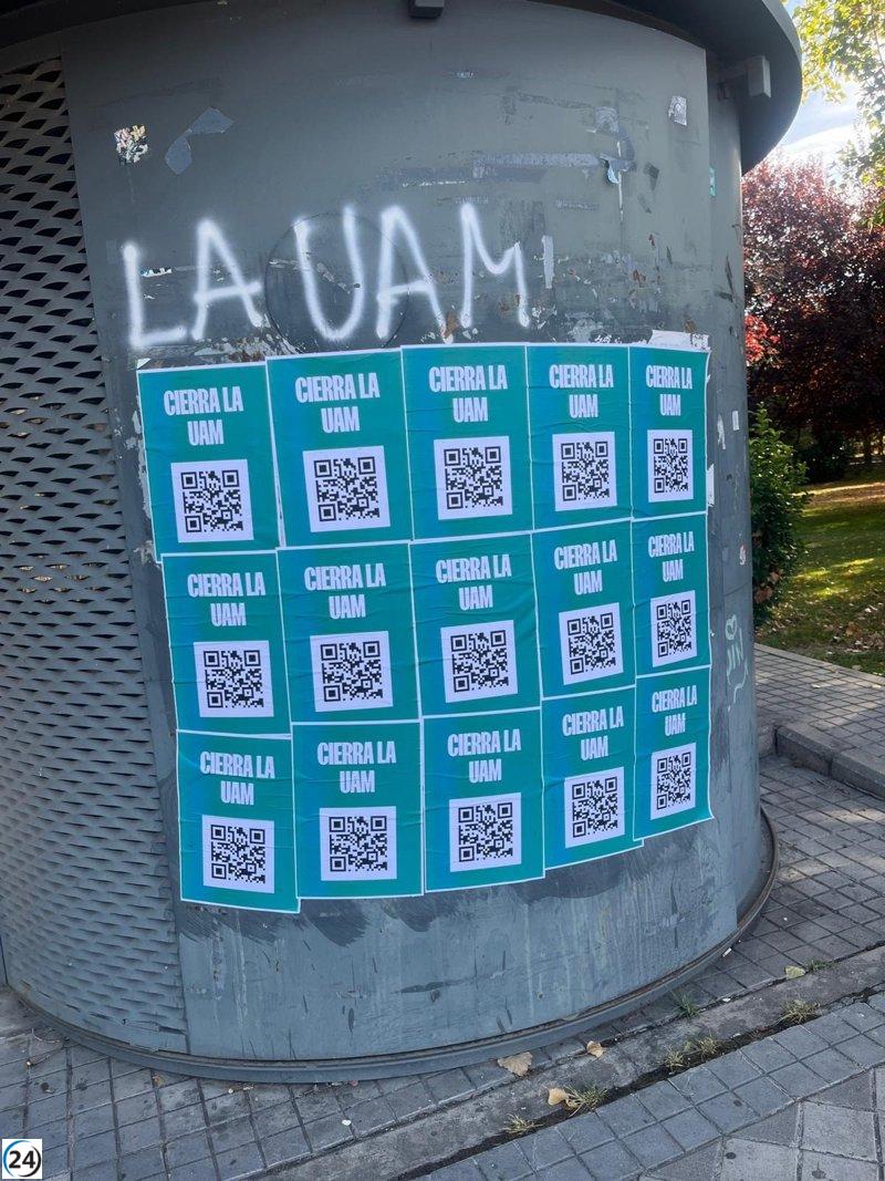 Jóvenes de Más Madrid instalan carteles en universidades para denunciar el maltrato de la Comunidad.