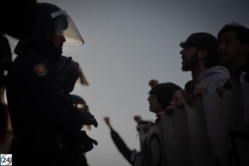 Movilización en el centro de la ciudad marca el segundo día de huelga universitaria por mayores fondos.